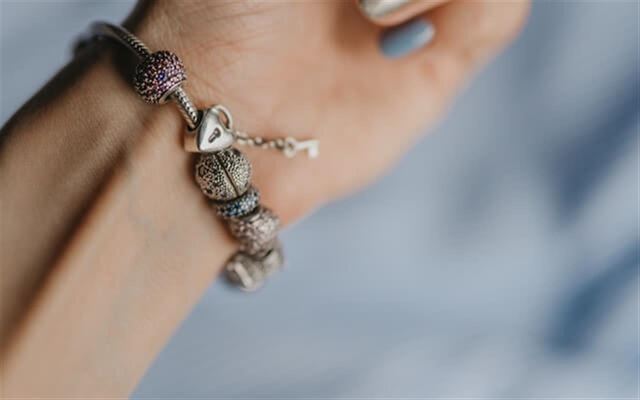 Elegante accentstykker solv og guld spacers i smykkedesign