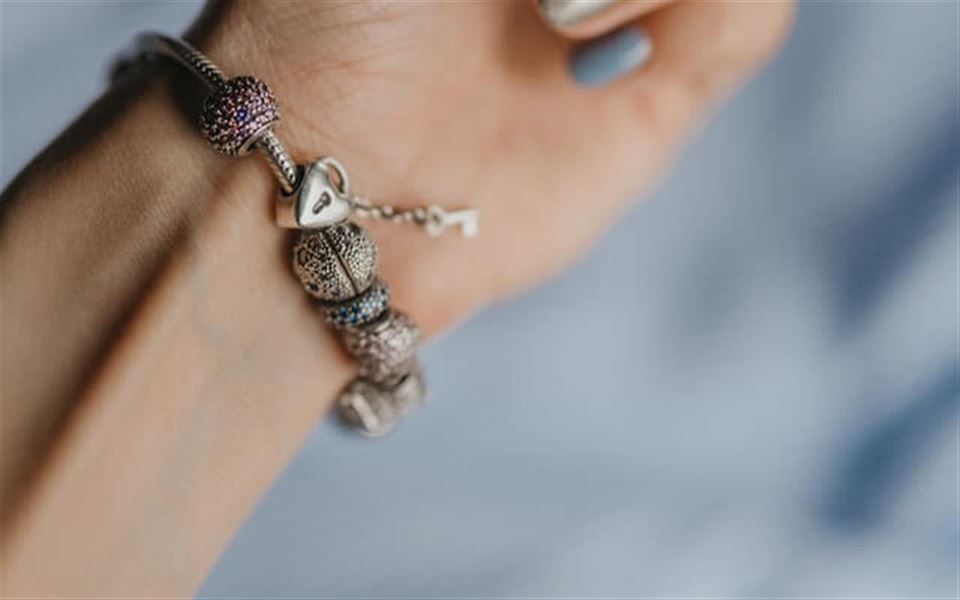 Elegante accentstykker solv og guld spacers i smykkedesign